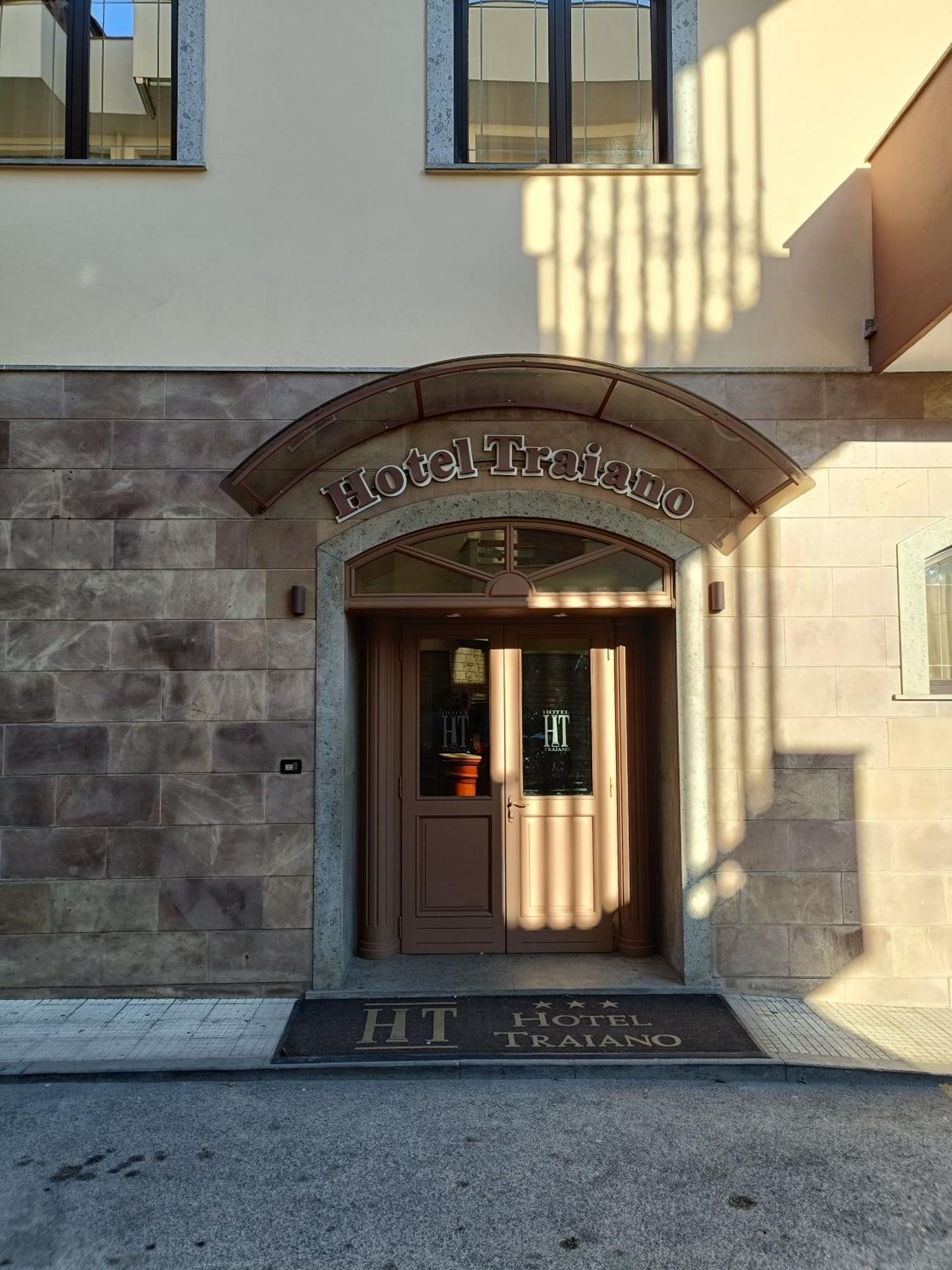 Hotel Traiano Чивитавекия Екстериор снимка