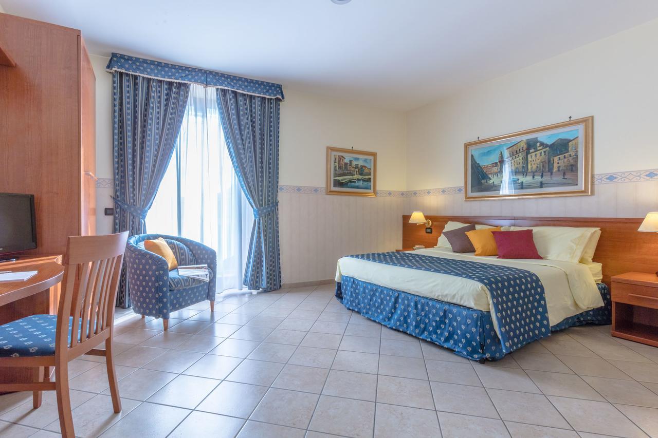 Hotel Traiano Чивитавекия Екстериор снимка