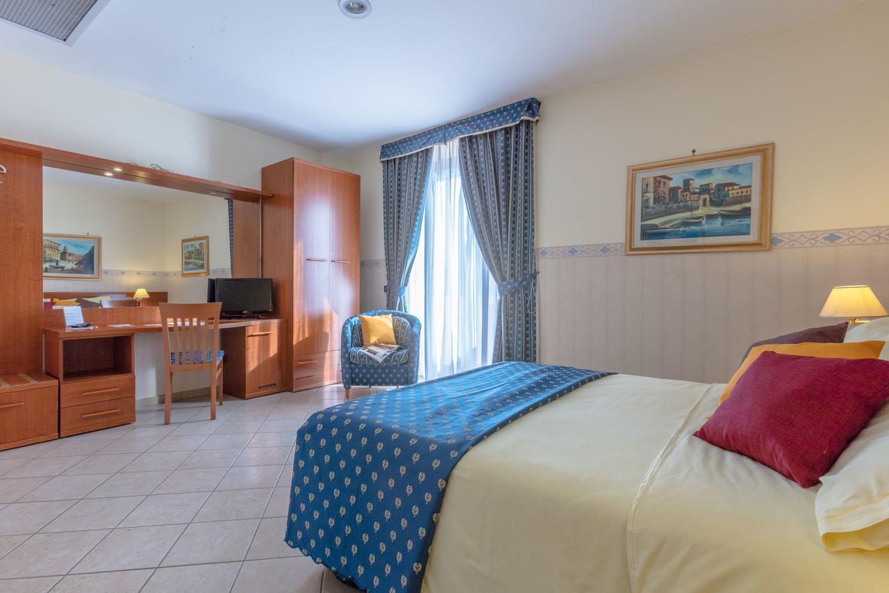 Hotel Traiano Чивитавекия Екстериор снимка