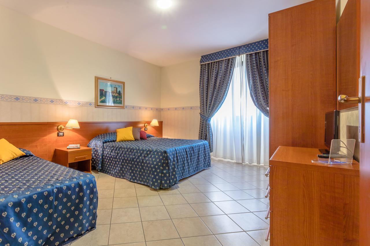 Hotel Traiano Чивитавекия Екстериор снимка