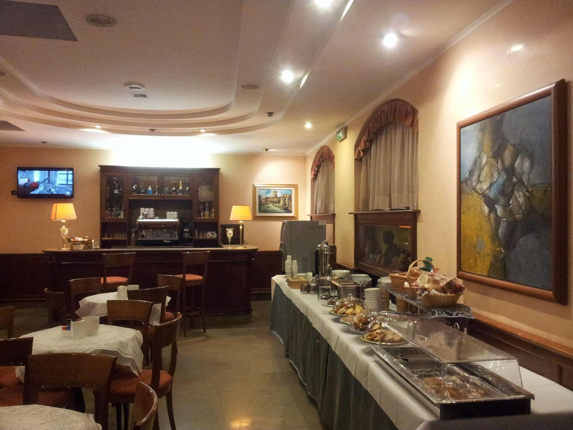 Hotel Traiano Чивитавекия Екстериор снимка